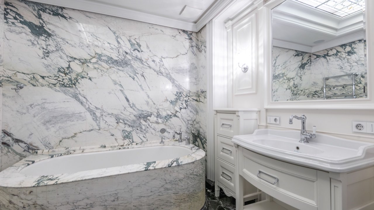 What Hotel Bathrooms Get Right That Most Home Bathrooms Don't